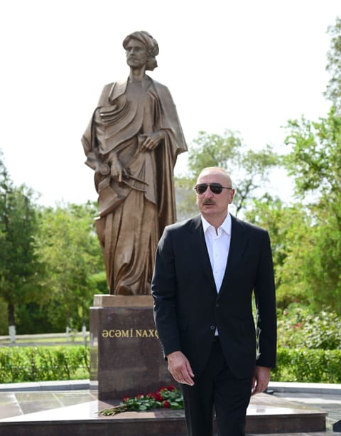 Naxçıvandakı “Əcəmi seyrangahı” istirahət kompleksində memar Əcəmi Naxçıvaninin abidəsi açılıb