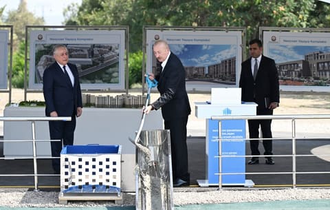 İlham Əliyev Naxçıvan şəhərində sosial evlər kompleksinin təməlini qoyub