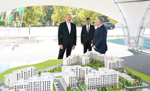 İlham Əliyev Naxçıvan şəhərində sosial evlər kompleksinin təməlini qoyub