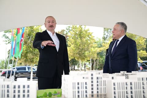 İlham Əliyev Naxçıvan şəhərində sosial evlər kompleksinin təməlini qoyub