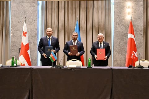 Azərbaycan, Gürcüstan və Türkiyə müdafiə nazirlərinin üçtərəfli görüşü keçirilib 