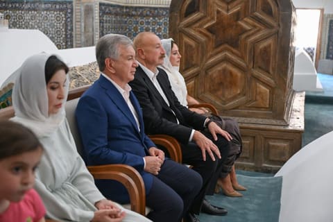 Azərbaycan ilə Özbəkistanın prezidentləri və birinci xanımları Buxara şəhərindəki "Poyi-Kalon" kompleksi ilə tanış olublar