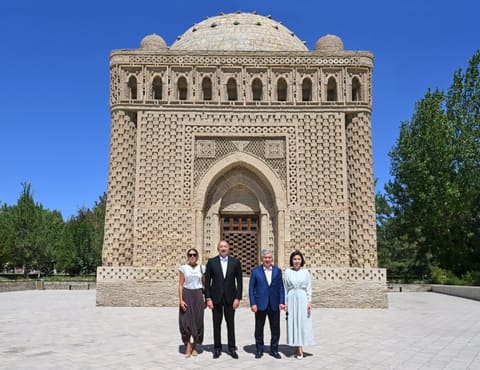 Presidents and First Ladies of Azerbaijan and Uzbekistan Visit Ismail Samani Mausoleum in Bukhara