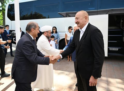 Presidents and First Ladies of Azerbaijan and Uzbekistan Visit Ismail Samani Mausoleum in Bukhara