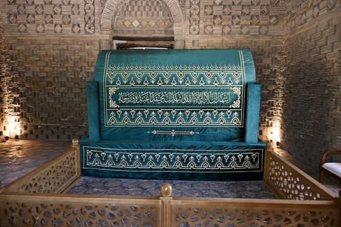 Presidents and First Ladies of Azerbaijan and Uzbekistan Visit Ismail Samani Mausoleum in Bukhara
