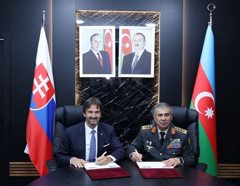 Azərbaycan müdafiə nazirinin Böyük Britaniyanın və Slovakiyanın müdafiə nazirləri ilə görüşləri keçirilib