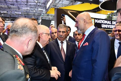 Azərbaycan və Türkiyə müdafiə nazirləri "ADEX 2026" sərgisini ziyarət ediblər