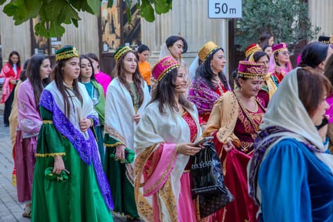 Bakının mərkəzində QHT-lər milli baş örtüyü – kəlağayı ilə yürüş keçiriblər