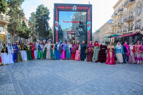Bakının mərkəzində QHT-lər milli baş örtüyü – kəlağayı ilə yürüş keçiriblər