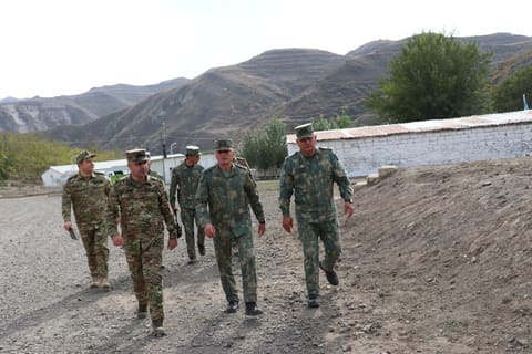 Bəhruz Əhmədov Laçında hərbi qulluqçularla görüşüb