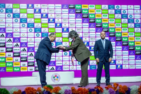 Cüdo üzrə dünya çempionatının bayrağı Qazaxıstana təhvil verilib