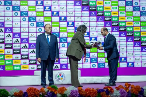 Cüdo üzrə dünya çempionatının bayrağı Qazaxıstana təhvil verilib