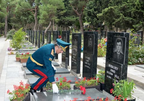 DSX rəhbərliyi Fəxri xiyabanı və Şəhidlər xiyabanını ziyarət edib