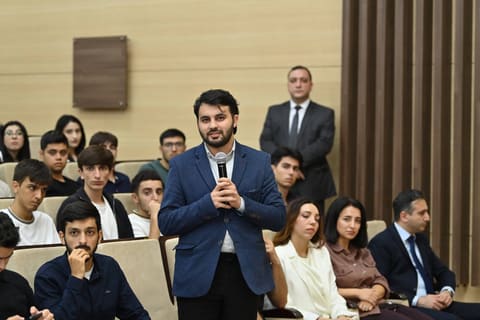 Emin Əmrullayev SABAH proqramının tələbələri ilə görüşüb