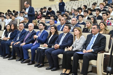  Emin Əmrullayev SABAH proqramının tələbələri ilə görüşüb