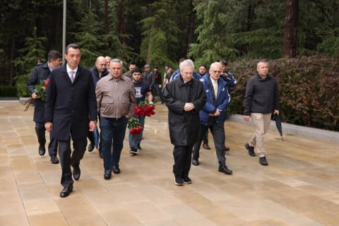 "Fənərbağça"nın nümayəndələri Heydər Əliyevin məzarını və Şəhidlər xiyabanını ziyarət ediblər