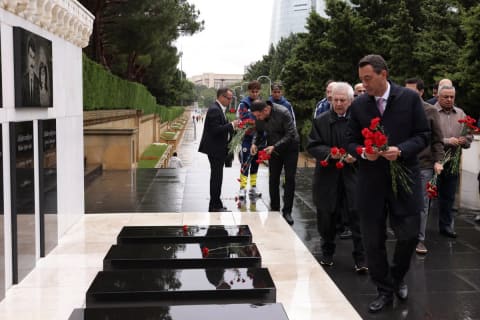"Fənərbağça"nın nümayəndələri Heydər Əliyevin məzarını və Şəhidlər xiyabanını ziyarət ediblər