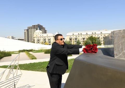 Pan-Afrika Parlamentinin prezidenti Fəxri xiyabanı və Zəfər parkını ziyarət edib