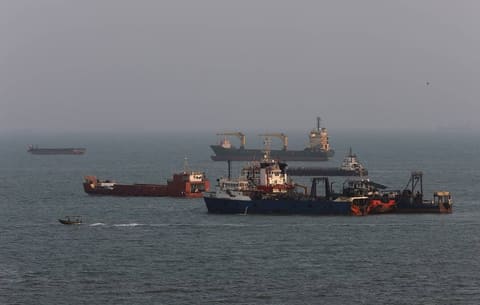 Hörmüz boğazında tankerə atəşə açılıb