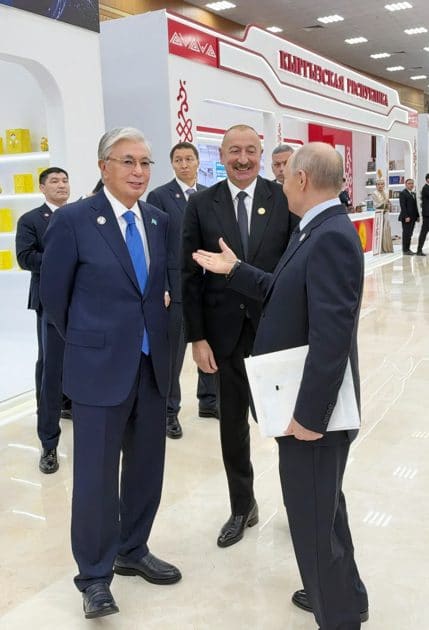 İlham Əliyev "Avaza" Kompleksində iştirakçı ölkələrin milli stendləri ilə tanış olub