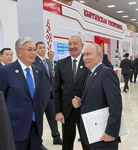 İlham Əliyev "Avaza" Kompleksində iştirakçı ölkələrin milli stendləri ilə tanış olub