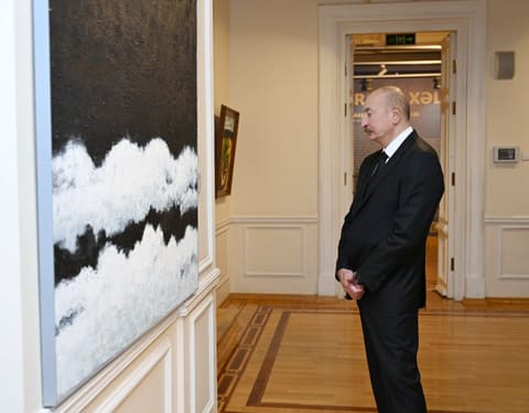 İlham Əliyev, birinci xanım Mehriban Əliyeva və ailə üzvləri “Mənim Abşeronum: Üstə gəl” adlı retrospektiv sərgi ilə tanış olublar