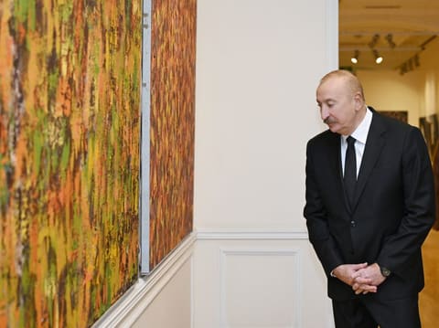 İlham Əliyev, birinci xanım Mehriban Əliyeva və ailə üzvləri “Mənim Abşeronum: Üstə gəl” adlı retrospektiv sərgi ilə tanış olublar
