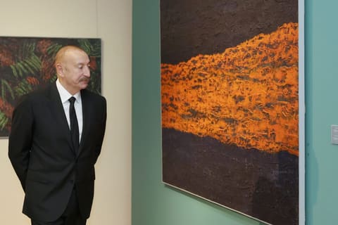 İlham Əliyev, birinci xanım Mehriban Əliyeva və ailə üzvləri “Mənim Abşeronum: Üstə gəl” adlı retrospektiv sərgi ilə tanış olublar