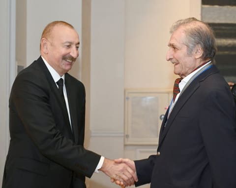 İlham Əliyev, birinci xanım Mehriban Əliyeva və ailə üzvləri “Mənim Abşeronum: Üstə gəl” adlı retrospektiv sərgi ilə tanış olublar