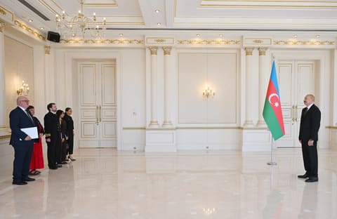 İlham Əliyev Britaniyanın yeni səfirinin etimadnaməsini qəbul edib