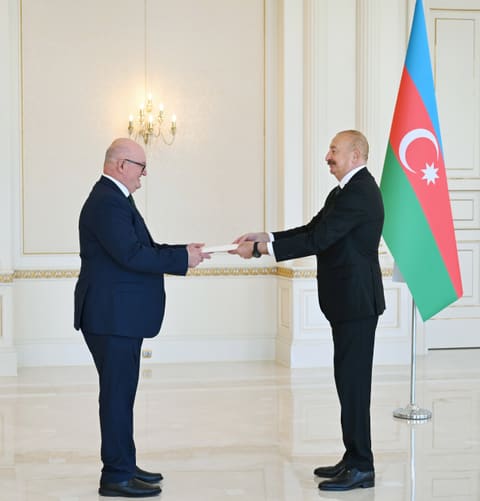 İlham Əliyev Britaniyanın yeni səfirinin etimadnaməsini qəbul edib