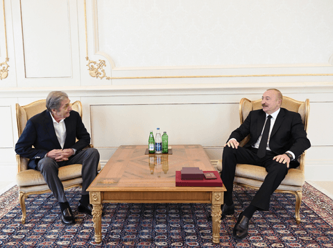 İlham Əliyev Fərhad Xəlilova "İstiqlal" ordenini təqdim edib