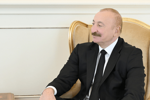İlham Əliyev Fərhad Xəlilova "İstiqlal" ordenini təqdim edib