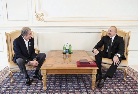 İlham Əliyev Fərhad Xəlilova "İstiqlal" ordenini təqdim edib