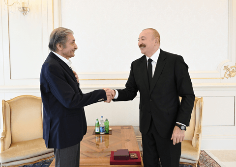 İlham Əliyev Fərhad Xəlilova "İstiqlal" ordenini təqdim edib