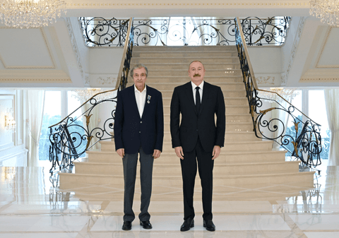 İlham Əliyev Fərhad Xəlilova "İstiqlal" ordenini təqdim edib
