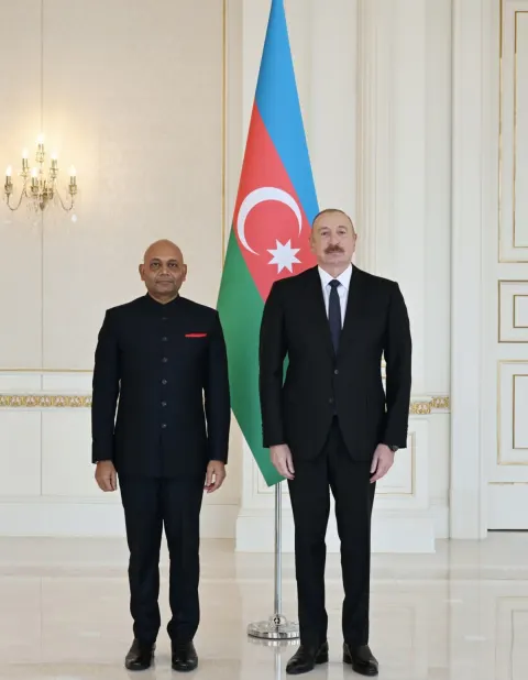 İlham Əliyev Hindistanın Azərbaycanda yeni təyin olunmuş səfirini qəbul edib