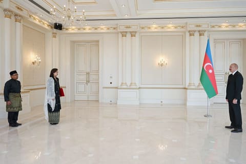 İlham Əliyev Malayziyanın Azərbaycanda yeni təyin olunmuş səfirini qəbul edib