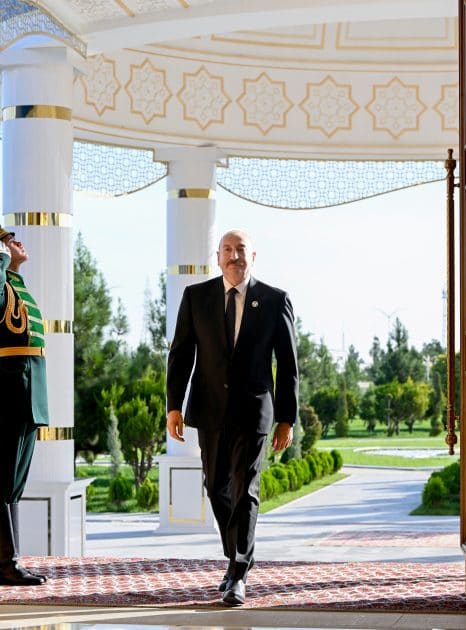 Ilham Aliyev arrives at Avaza Complex to attend CIS Council of Heads of State meeting