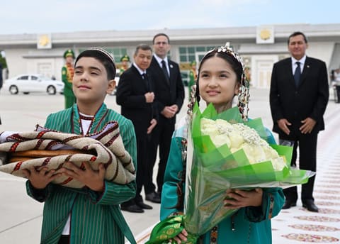 Ilham Aliyev arrives in Turkmenistan for working visit