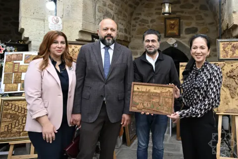 Kamboca Krallığının birinci xanımı Piç Çanmoni İçərişəhərlə tanış olub