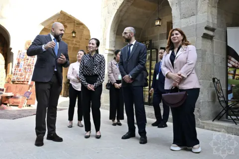 Kamboca Krallığının birinci xanımı Piç Çanmoni İçərişəhərlə tanış olub
