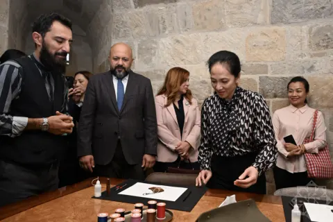 Kamboca Krallığının birinci xanımı Piç Çanmoni İçərişəhərlə tanış olub