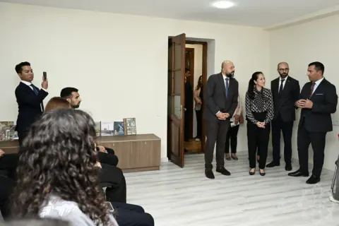Kamboca Krallığının birinci xanımı Piç Çanmoni İçərişəhərlə tanış olub