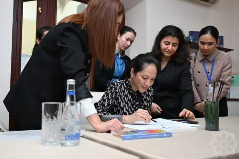 Kamboca Krallığının birinci xanımı Piç Çanmoni İçərişəhərlə tanış olub