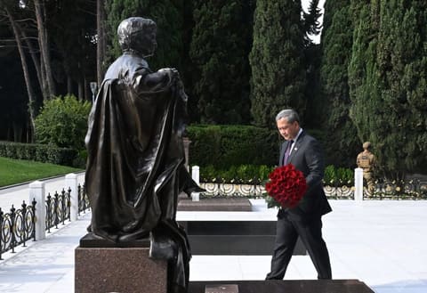 Kambocanın Baş naziri Fəxri xiyabanda Ümummilli Lider Heydər Əliyevin məzarını ziyarət edib
