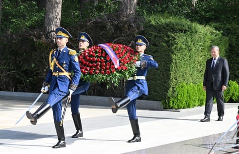 Kambocanın Baş naziri Fəxri xiyabanda Ümummilli Lider Heydər Əliyevin məzarını ziyarət edib
