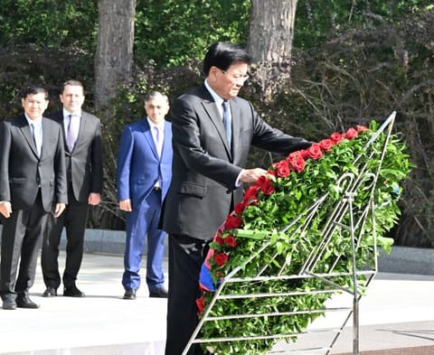 Laos Prezidenti Fəxri xiyabanı ziyarət edib