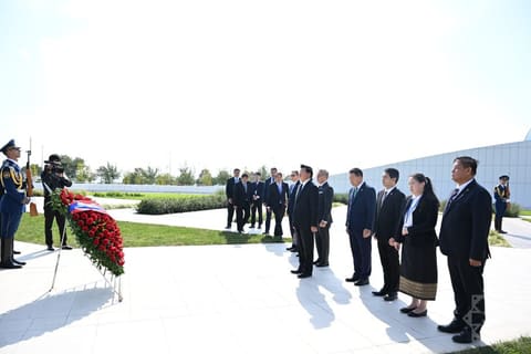 Laos Prezidenti Zəfər parkını ziyarət edib