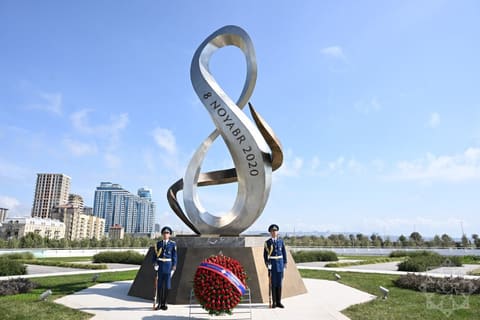 Laos Prezidenti Zəfər parkını ziyarət edib